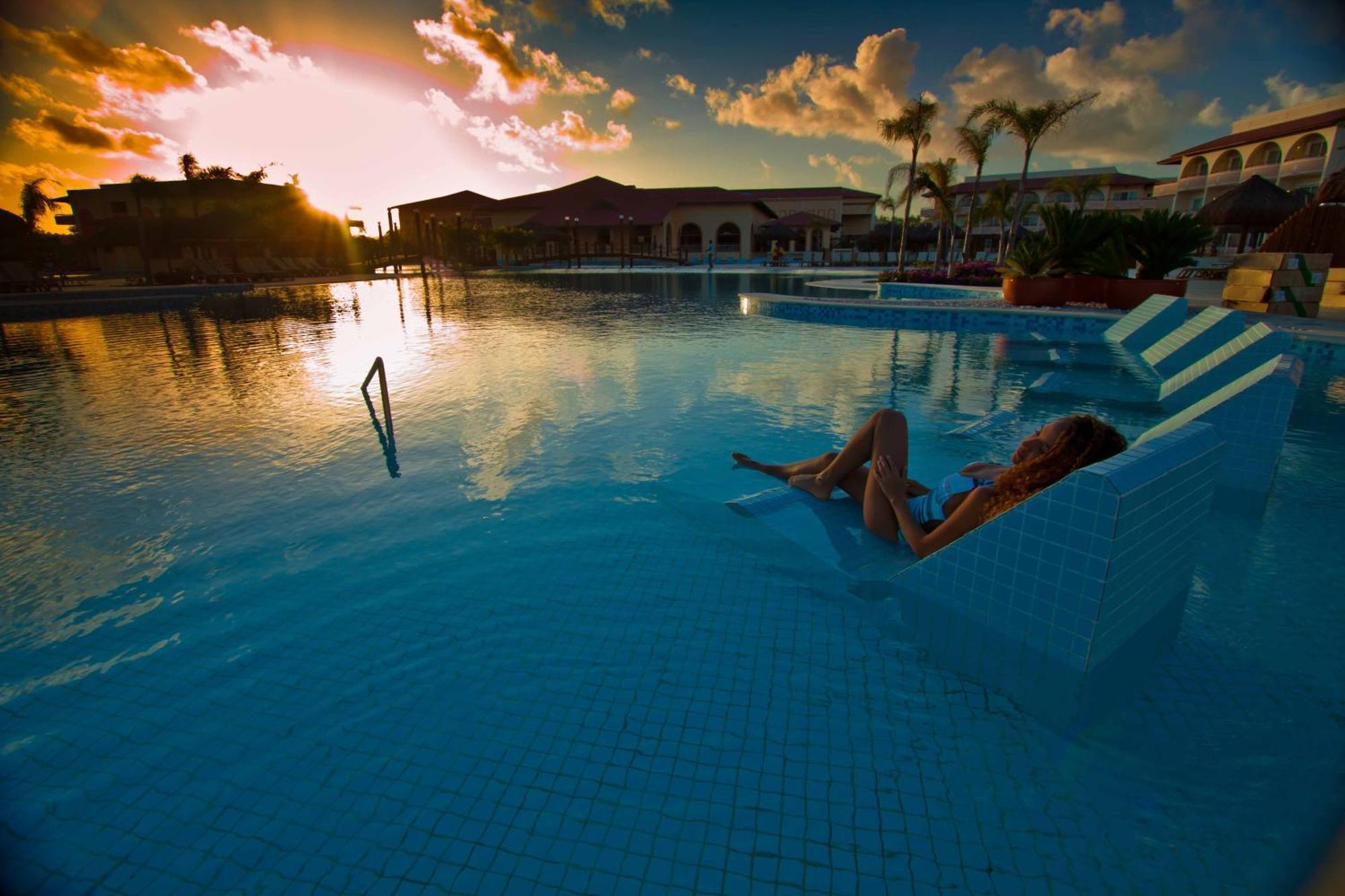 Grand Palladium Imbassai Resort & Spa Facilități foto Sunset at Iberostar Grand Hotel Bávaro